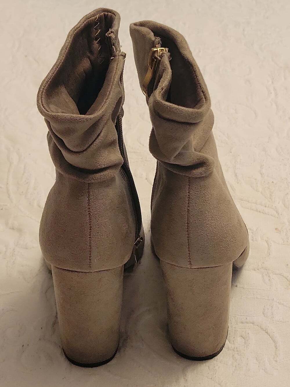 Qupid ankle BOOTS sz 8 beige Grey faux suede, side zip, pointed toe 4" - Picture 7 of 8